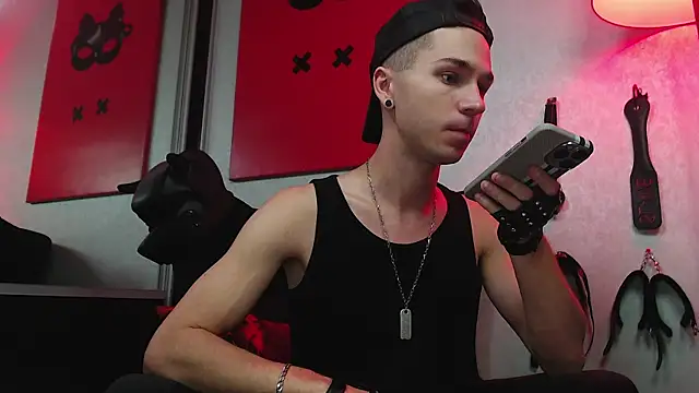 Joseph  Quinn online show from 16, 3, 2025