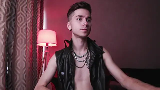 Joseph  Quinn online show from 13, 10, 2025