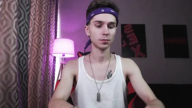 Joseph  Quinn online show from 25, 10, 2025