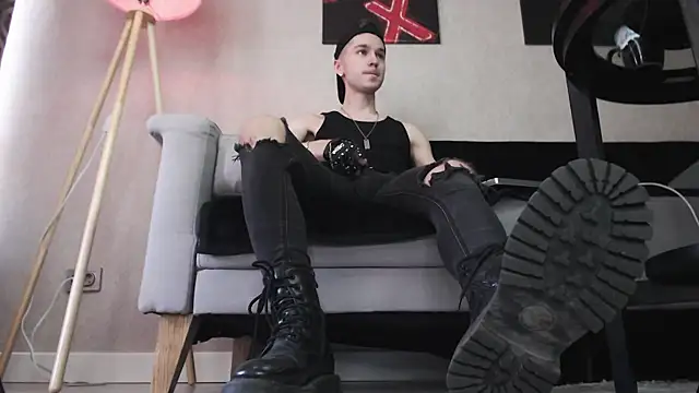 Joseph  Quinn online show from 2, 12, 2025