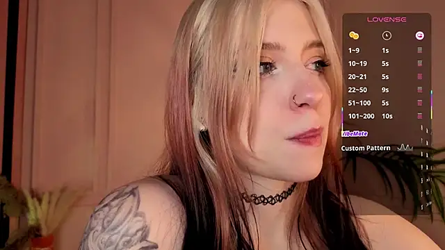 Snapshot of arielabradberry chatting on 4, 11, 2025 arielabradberry online show from 4, 11, 2025