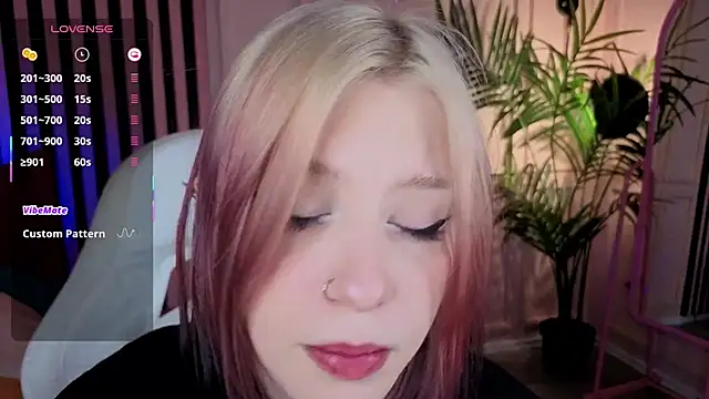 Snapshot of arielabradberry chatting on 9, 10, 2025 arielabradberry online show from 9, 10, 2025