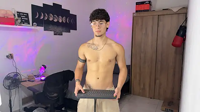 Snapshot of Kisan_Smith chatting on 19, 10, 2025 Kisan Smith online show from 19, 10, 2025