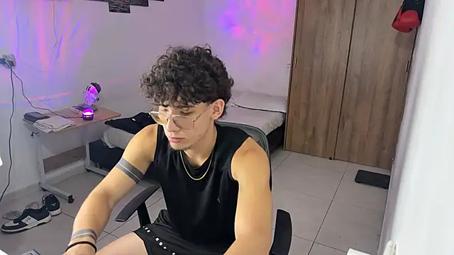 Snapshot of Kisan_Smith chatting on 11, 11, 2025 Kisan Smith online show from 11, 11, 2025