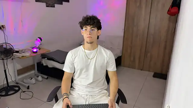 Snapshot of Kisan_Smith chatting on 14, 11, 2025 Kisan Smith online show from 14, 11, 2025