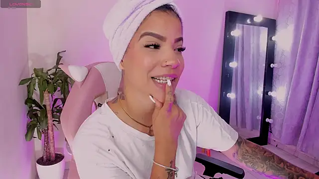 EmmaRusellx online show from 16, 4, 2026