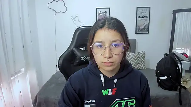 Snapshot of Amy_joones chatting on 3, 10, 2025 Amy joones online show from 3, 10, 2025