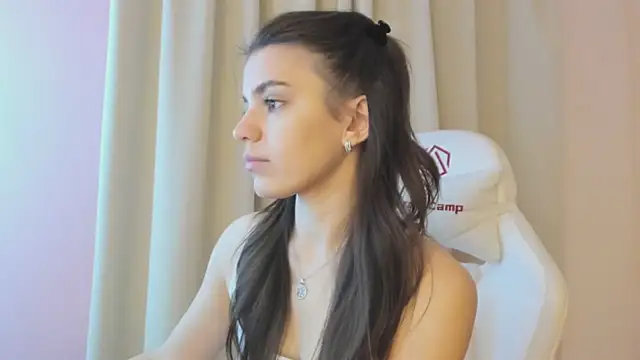 SuzyJamess online show from 13, 12, 2024