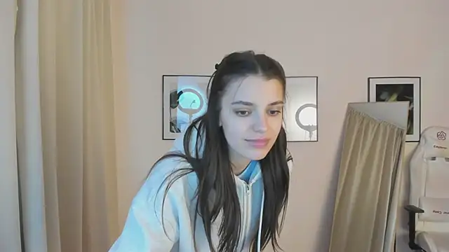 SuzyJamess online show from 18, 12, 2024