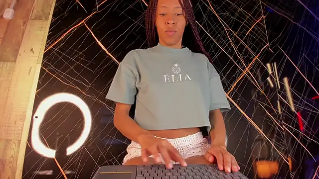 Kloe Suarez  online show from 17, 11, 2025