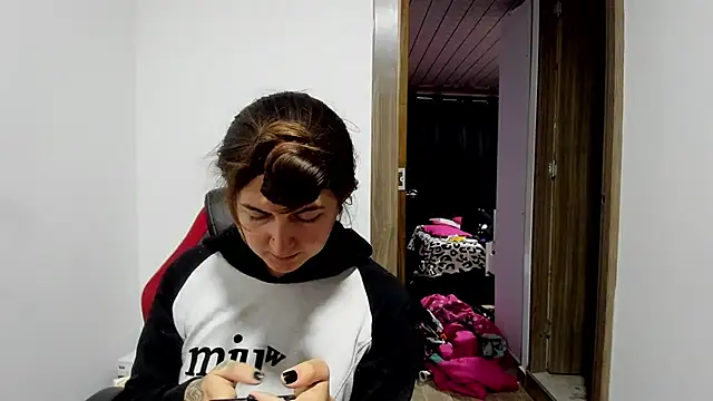 Sweet-Suck69 online show from 19, 2, 2025