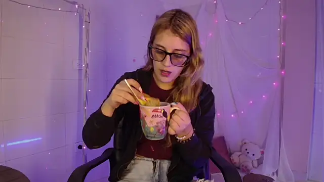 Giia paiige18 online show from 6, 11, 2025