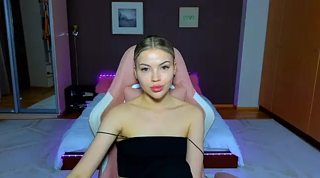 EmmyMills online show from 4, 3, 2025