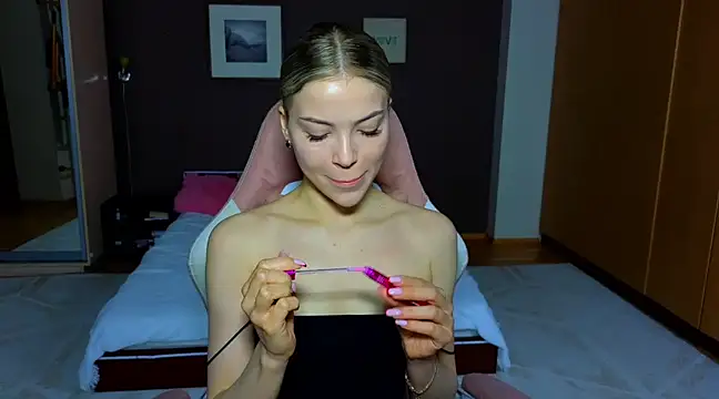 EmmyMills online show from 4, 3, 2025