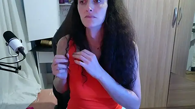 Snapshot of MemiKouki chatting on 12, 10, 2025 MemiKouki online show from 12, 10, 2025