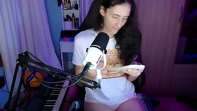 Snapshot of MemiKouki chatting on 28, 11, 2025 MemiKouki online show from 28, 11, 2025