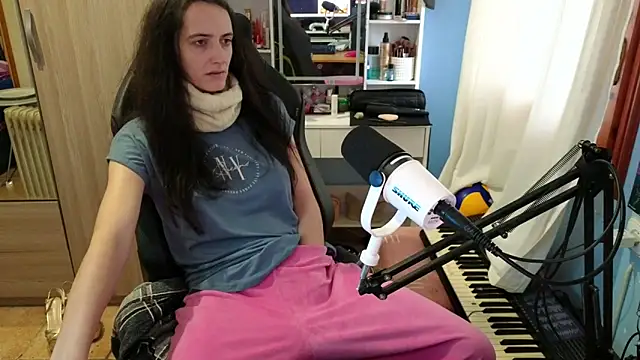 Snapshot of MemiKouki chatting on 21, 12, 2025 MemiKouki online show from 21, 12, 2025