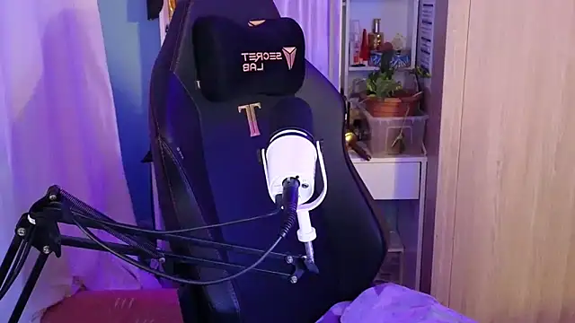 Snapshot of MemiKouki chatting on 18, 11, 2025 MemiKouki online show from 18, 11, 2025