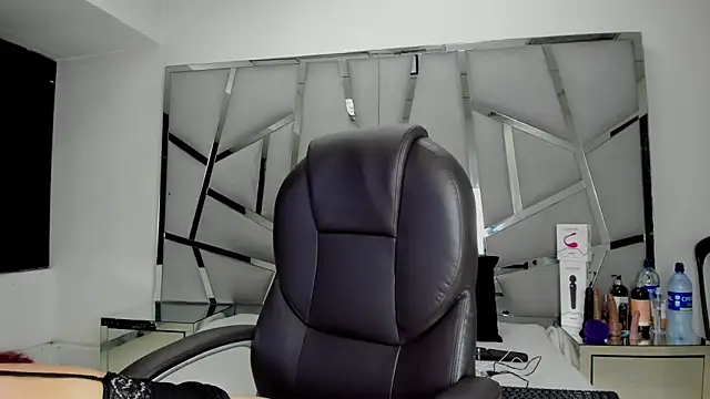 Snapshot of Catherinee69_x chatting on 4, 2, 2026 Catherinee69 x online show from 4, 2, 2026