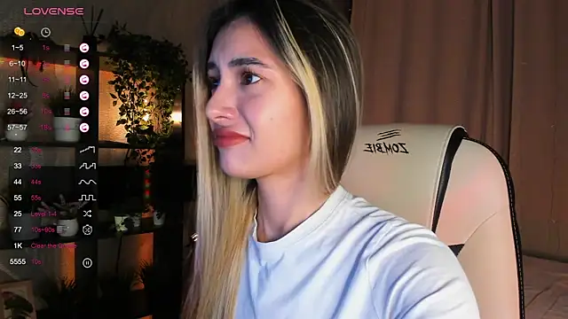 Snapshot of DarlaLike chatting on 8, 10, 2025 DarlaLike online show from 8, 10, 2025