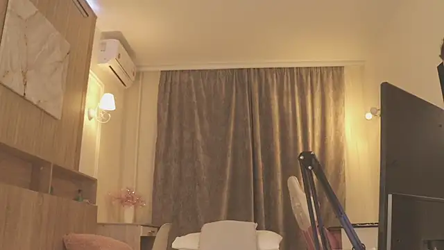 MiaThaine online show from 3, 4, 2026