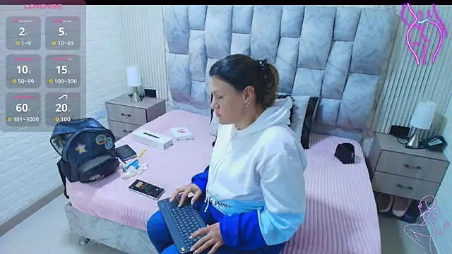 Snapshot of charlotte__G chatting on 1, 10, 2025 charlotte G online show from 1, 10, 2025