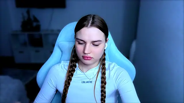 StellaLawless online show from 4, 12, 2025