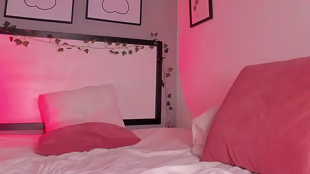 Snapshot of SarayRogers chatting on 27, 2, 2025 SarayRogers online show from 27, 2, 2025