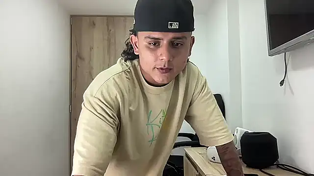 Snapshot of bob_petterson chatting on 28, 9, 2025 bob petterson online show from 28, 9, 2025