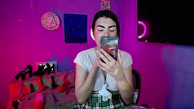 Snapshot of IsisRouse chatting on 2, 10, 2025 IsisRouse online show from 2, 10, 2025