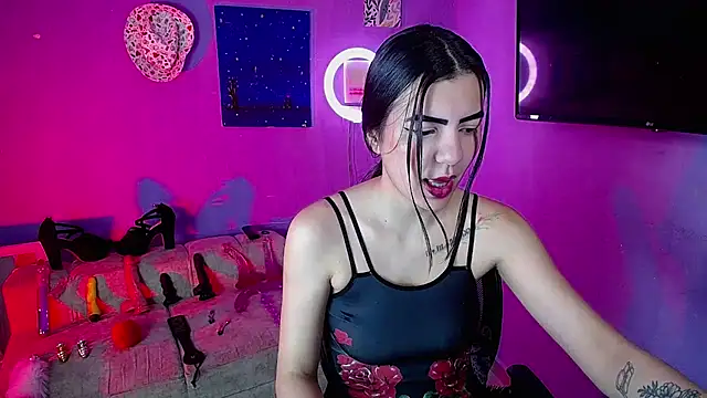 Snapshot of IsisRouse chatting on 5, 10, 2025 IsisRouse online show from 5, 10, 2025