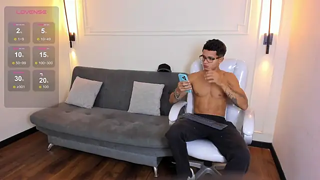 Snapshot of Paradise_boy_s chatting on 13, 11, 2025 Paradise boy s online show from 13, 11, 2025