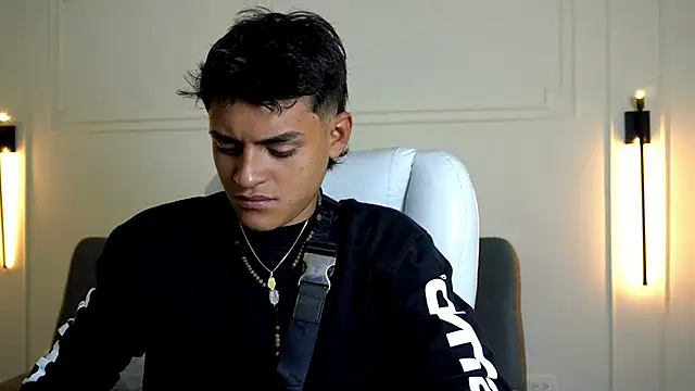 Snapshot of Paradise_boy_s chatting on 8, 2, 2025 Paradise boy s online show from 8, 2, 2025