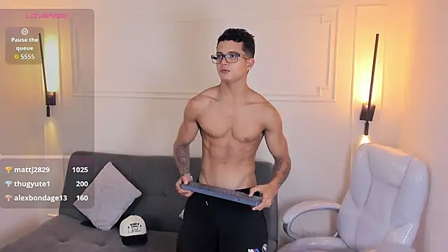 Snapshot of Paradise_boy_s chatting on 12, 10, 2025 Paradise boy s online show from 12, 10, 2025