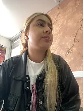 Snapshot of Miabonnett_ chatting on 28, 10, 2025 Miabonnett online show from 28, 10, 2025