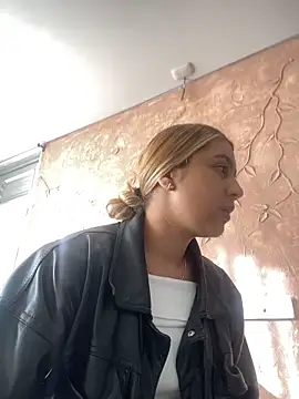 Snapshot of Miabonnett_ chatting on 26, 11, 2025 Miabonnett online show from 26, 11, 2025