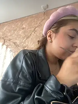 Snapshot of Miabonnett_ chatting on 31, 10, 2025 Miabonnett online show from 31, 10, 2025