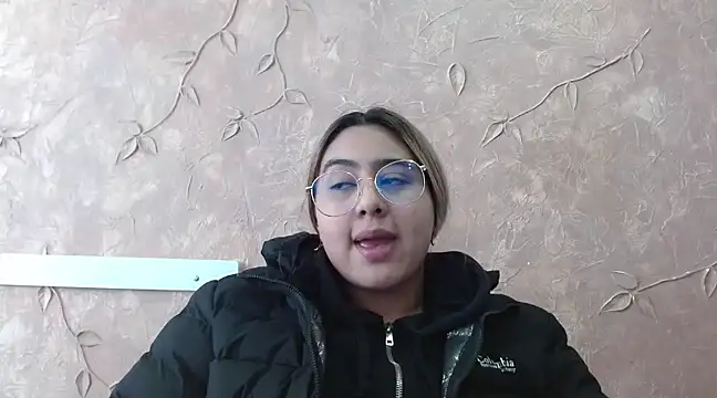 Snapshot of Miabonnett_ chatting on 4, 3, 2025 Miabonnett online show from 4, 3, 2025