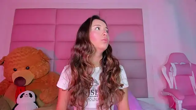 Snapshot of little-Emma chatting on 2, 3, 2025 little-Emma online show from 2, 3, 2025