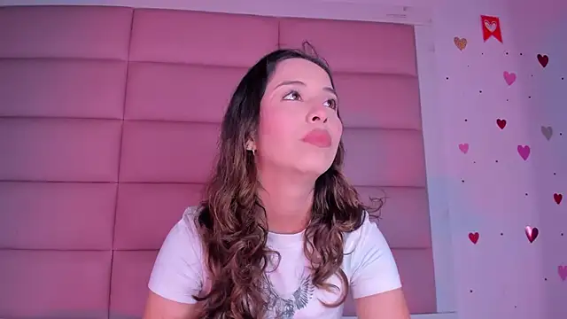 Snapshot of little-Emma chatting on 17, 10, 2025 little-Emma online show from 17, 10, 2025