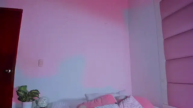 Snapshot of little-Emma chatting on 2, 10, 2025 little-Emma online show from 2, 10, 2025