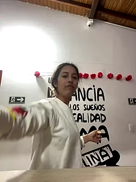 Snapshot of little-Emma chatting on 17, 9, 2025 little-Emma online show from 17, 9, 2025