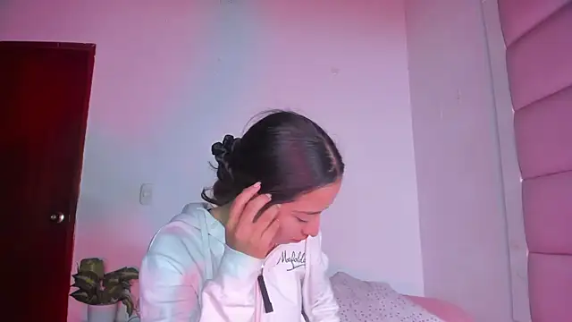 Snapshot of little-Emma chatting on 1, 10, 2025 little-Emma online show from 1, 10, 2025