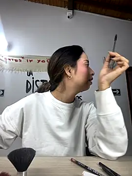 Snapshot of little-Emma chatting on 10, 10, 2025 little-Emma online show from 10, 10, 2025