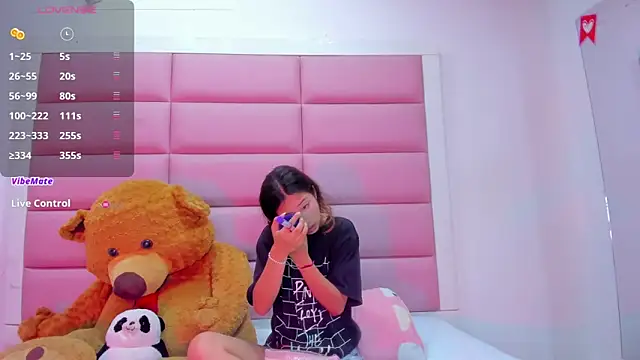 Snapshot of little-Emma chatting on 13, 3, 2025 little-Emma online show from 13, 3, 2025