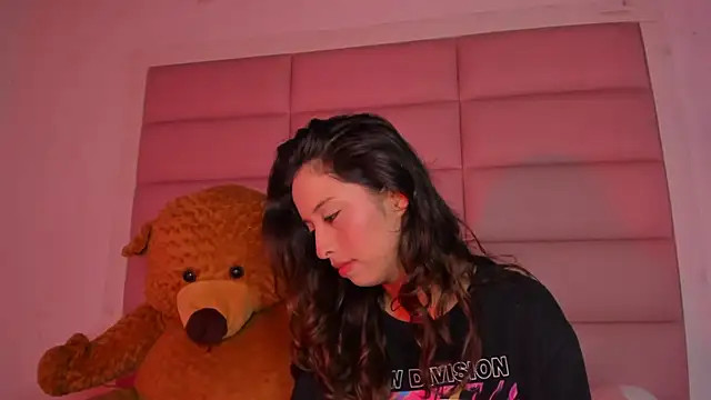 Snapshot of little-Emma chatting on 7, 11, 2025 little-Emma online show from 7, 11, 2025