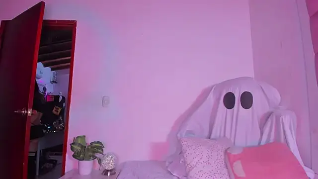 Snapshot of little-Emma chatting on 5, 10, 2025 little-Emma online show from 5, 10, 2025