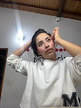 Snapshot of little-Emma chatting on 19, 9, 2025 little-Emma online show from 19, 9, 2025