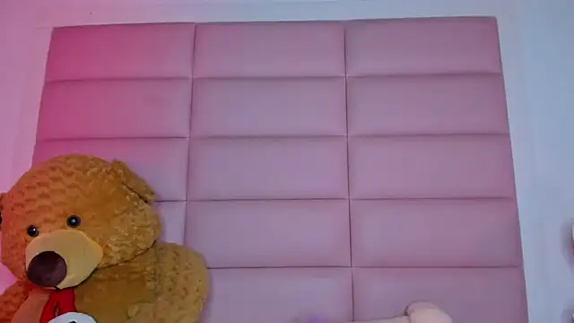 Snapshot of little-Emma chatting on 2, 3, 2025 little-Emma online show from 2, 3, 2025