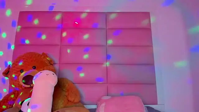 Snapshot of little-Emma chatting on 22, 3, 2025 little-Emma online show from 22, 3, 2025